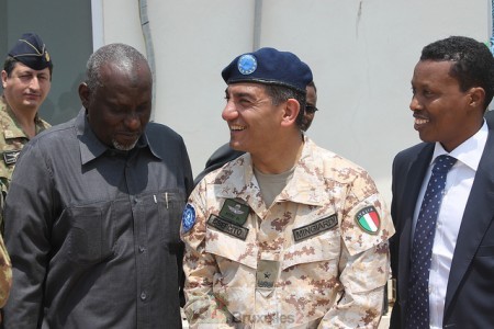 Le général Mingiardi avec le ministre de la Défense somalien (crédit : SEAE)