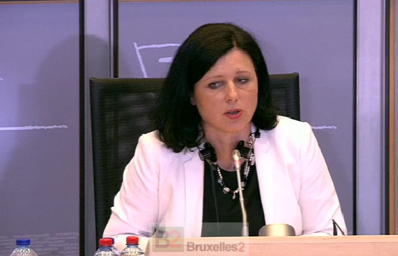 Vera Jourova, tendue lors de l'audition, n'osant regarder les députés (Crédit : EBS / B2)