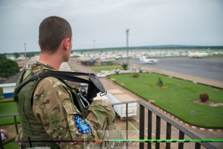 Un soldat géorgien de garde sur le toit de l'aéroport - armé d'un fusil d'assaut M4 made in USA (crédit : Oper. Sangaris)