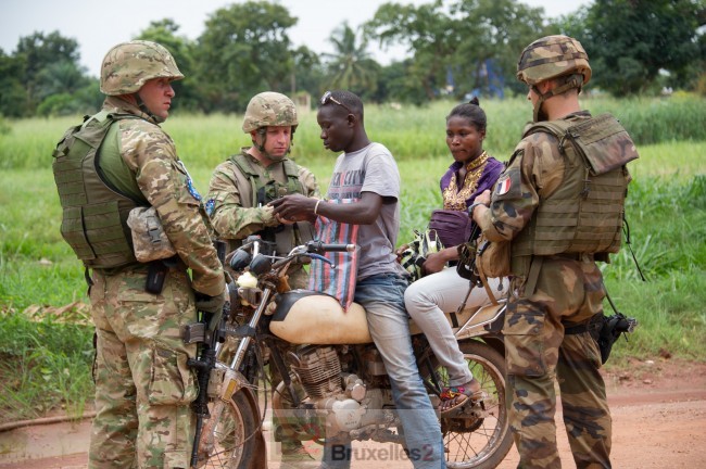 Un soldat géorgien contrôle l'accès à l'aéroport (crédit : Oper. Sangaris)