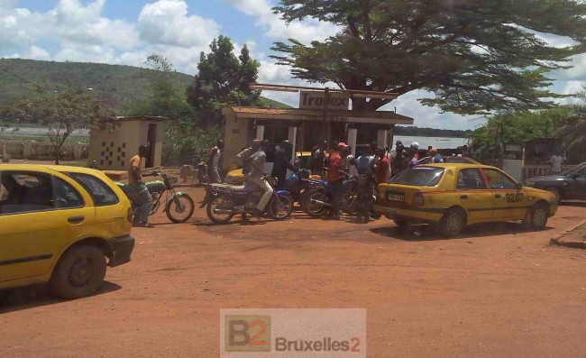 Motocyclettes et taxis devant la file d'attente