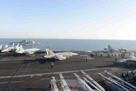 L'USS Bush escorté par la frégate Jean Bart au loin en avril 2014 (crédit : U.S. Navy)