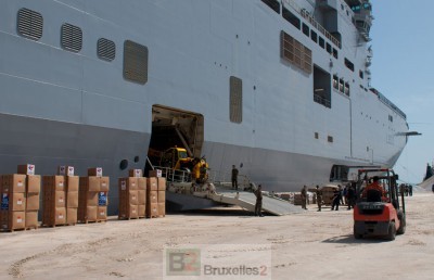 Le Mistral est parfaitement outillé pour des missions humanitaires, ici en Tunisie en 2001 (crédit : Min.Fr Défense /DICOD)