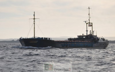 Le navire néerlandais  Van Speijk en escorte d'un navire du programme alimentaire mondial, chargé d'huile, de soja et de farine, vers Kismayo en Somalie (crédit : EUNAVFOR)