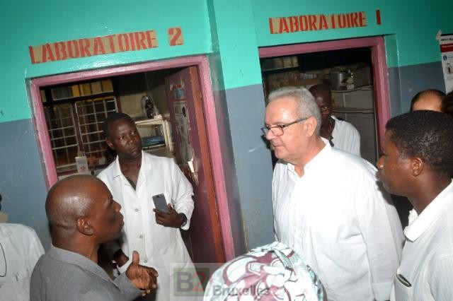 Dr. Sekou Dixin Ciss, director of the communal health center of Ratoma and Neven Mimica (credit: CE)