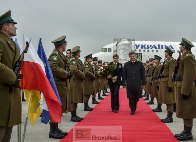 Le président Porochenko arrive en visite en Pologne le jour où il signe l'abandon du statut de non-aligné. Symbole d'une orientation à l'Ouest toute (crédit : Présid. Ukr.)