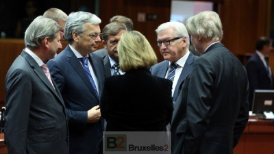 Federica Mogherini (de dos), entourée de plusieurs ministres des Affaires étrangères : Erjavec (Slovénie) Reynders (Belgique), Steinmeier (Allemagne)