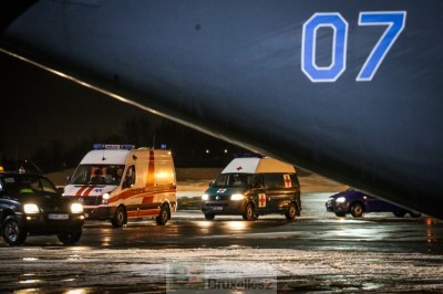ambulances sur le tarmac de l'aéroport prenant en charge les blessés (crédit : MOD Lituanie)