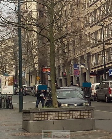 La police belge est sur les dents. Ici, un véhicule "suspect" immatriculé en France a été stoppé par des policiers en civil belges pour contrôle d'identité mardi (© NGV / B2)