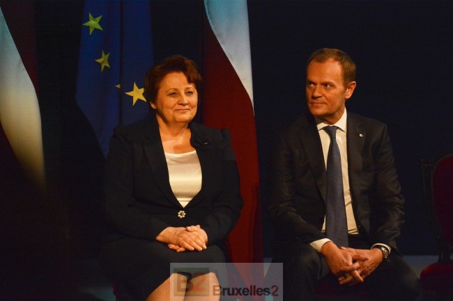 Latvian Prime Minister Laimdota Straujuma and European Council President Donald Tusk stand still! (credit: Latvian EU Presidency)