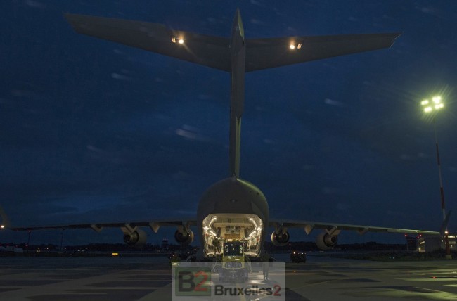 Après le Canada, le Royaume-Uni s'engage à former les troupes ukrainiennes. Un C-17 des forces canadiennes livrant du matériel non létal à Kiev en août (crédit : armée canadienne)