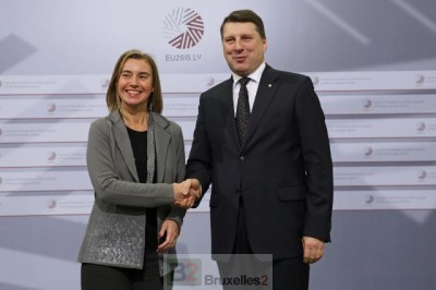 F. Mogherini et R. Vejunis à Riga, à l'entrée de la réunion (Crédit : CE / Présid Lettonne UE)