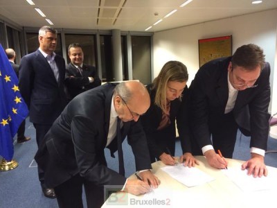 Les deux Premiers ministres et la Haute représentante apposent leur signature sur l'accord "justice" (crédit : SEAE)