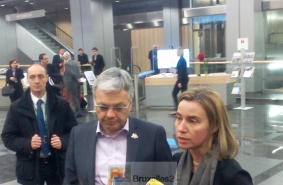 Didier Reynders et Federica Mogherini, condamnant l'attentat de Bamako devant la presse à Riga et confirmant la mort d'un agent de sécurité européen (© NGV /B2)