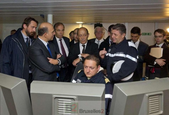 L'équipage du Normandie lors de la Mise à l'eau FREMM Normandie à Lorient avec Pierre Moscovici (à g.) alors ministre de l'Economie et des Finances et le ministre de la Défense, J.Y. Le Drian (au milieu) © Marine Nationale P. Dagois)