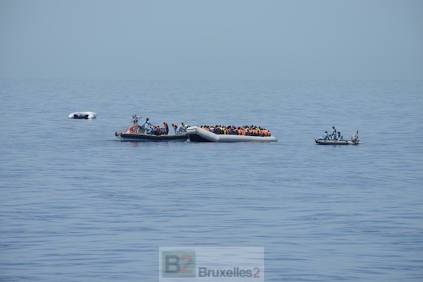 Le commandant birot en sauvetage à trois embarcations en détresse (crédit : Marine nationale)