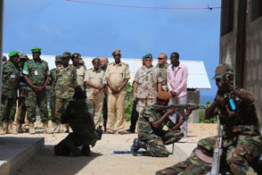 Avant l'événement, les étudiants ont effectué un exercice au cours duquel ils ont démontré les compétences qu'ils ont acquises au cours de leur formation. (Crédits: EUTM Somalie)