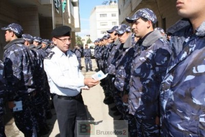 Distribution du code de conduite à la police palestinienne (crédit : EUPOL Copps)