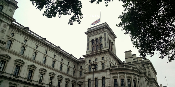 Les drapeaux en berne sur le Foreign Office dimanche (crédit : FCO)