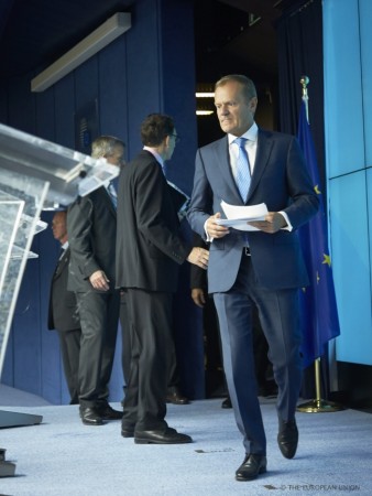 Donald Tusk arrive en salle de presse, plutôt tendu... (crédit : CUE)