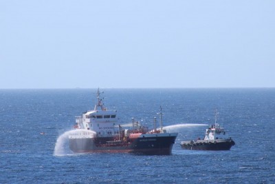 Une patrouille des gardes côtes somaliens a rapidement été envoyée à la zone du choc pour éteindre le feu à bord du pétrolier (Crédits: Eucap Nestor) 