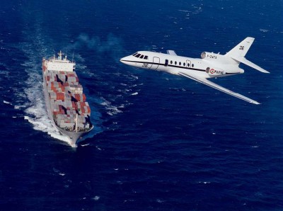 Un Falcon 50 en déroutement d'un porte-containers (crédit : DICOD / Marine 2012 - archives B2)