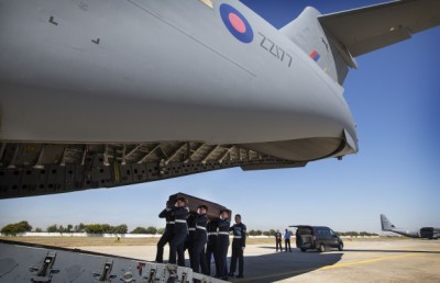 Un C-17 Globemaster du 99 Squadron, rapatrie les corps des victimes en Tunisie sur la base de Brize Norton (crédit : Royal Air Force)