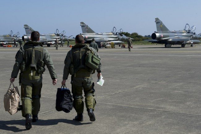 Two pilots are heading towards the Mirage 2000Ds on the Solenzara base - Operation Harmattan (credit: DICOD / EMA - B2 archives).