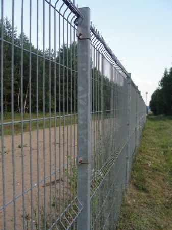 La frontière entre la Lituanie (membre de l'espace Schengen) et le Belarus. Un grillage bien positionné le long de la frontière...