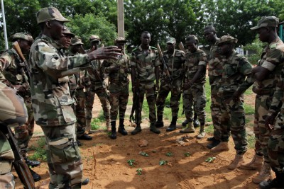 Pour leur retour à Koulikoro, les instructeurs européens ont préparé un petit exercice de réaction à l’embuscade. (Crédits: EUTM Mali)