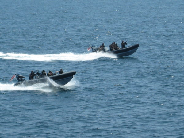 Equipes de visite britanniques (archives B2 - Crédit : EUNAVFOR Atalanta)