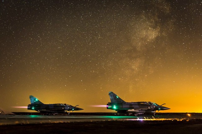 Deux Mirage 2000 sur la base aérienne avancée en Jordanie, dans le cadre de l'opération Chammal (Crédit : EMA / DICOD)