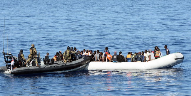 Le HMS RICHMOND à la rescousse de 101 migrants