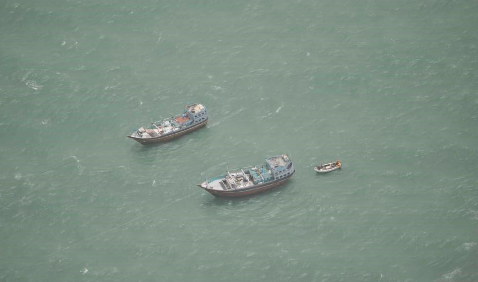 Le FV Siraj et le FV Jaber au mouillage au large de la Somalie, vu par un avion d'EUNAVFOR / Crédit : EUNAVFOR Atalanta