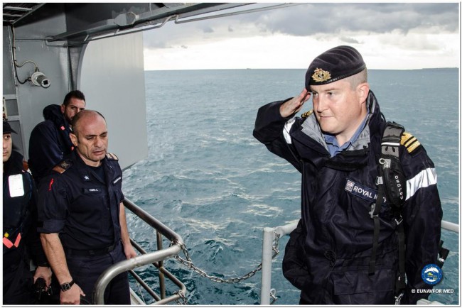 Commandant du HMS Richmond au salut sur le Cavour, le navire amiral (italien) servant de QG flottant à l'opération EUNAVFOR Med / Sophia