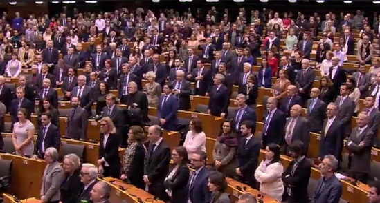 Le chant révolutionnaire entonné (en français !) par les députés debout lors de la mini-plénière de Bruxelles (crédit : PE)