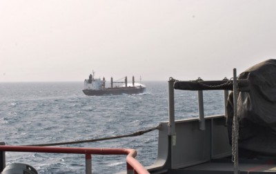 The Dutch warship "Johan de Wiit" accompanies a transport ship (Credits: EUNAVFOR Somalia)