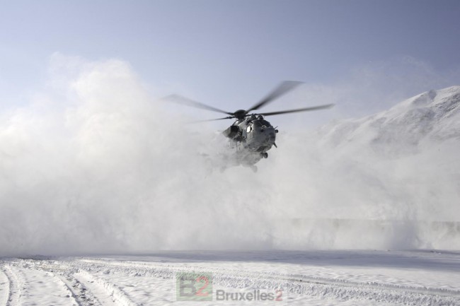 Pose d un caracal sur la FOB Tagab