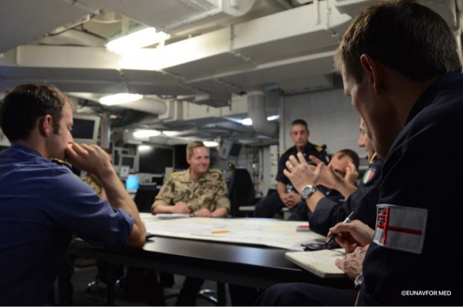 réunion quotidienne dans le QG flottant du Cavour de l'opération EUNAVFOR MED en Méditerranée