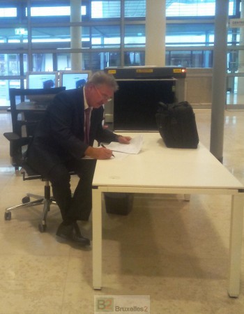 En juin à Luxembourg, Jean Asselborn, a trouvé un coin de table, pour rédiger ses dernières notes... (© NGV / B2)