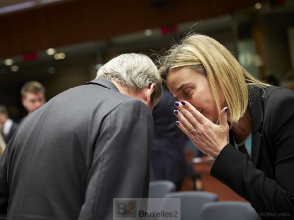 Entre Mogherini et Hahn, une certaine complicité (crédit : CUE)