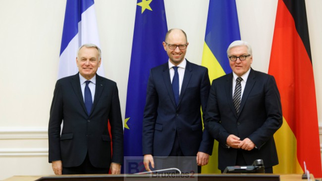 Ayrault, Steinmeier à Kiev, aux cotés du Premier ministre ukrainien Iatseniouk qui a réussi à rester en poste (crédit : MAE allemand / U. Grawobsky)