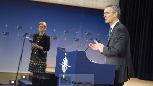 Consigne devrait être donnée aux navires de l'OTAN de se tenir éloignés des couloirs de migrants (J. Stoltenberg au conseil des ministres de la défense, début février, crédit : OTAN)