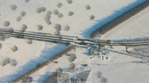 Image prise par un drone de l'OSCE le 14 janvier 2015, montrant l'impact d'un cratère d'une bombe à Volnovakha, qui avait atteint un bus la veille (crédit : OSCE)