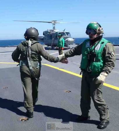 Last handshake of mechanics and pilots before boarding for a reconnaissance flight (© NGV / B2)