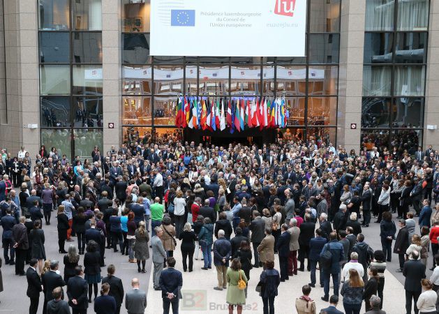 La minute de silence dans les institutions européennes après les attentats de Paris du 13 novembre (Crédit : CUE)