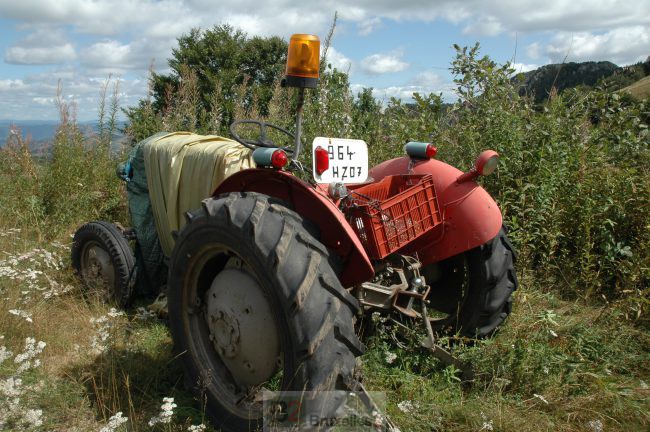 Un bon vieux tracteur abandonné... © NGV / B2