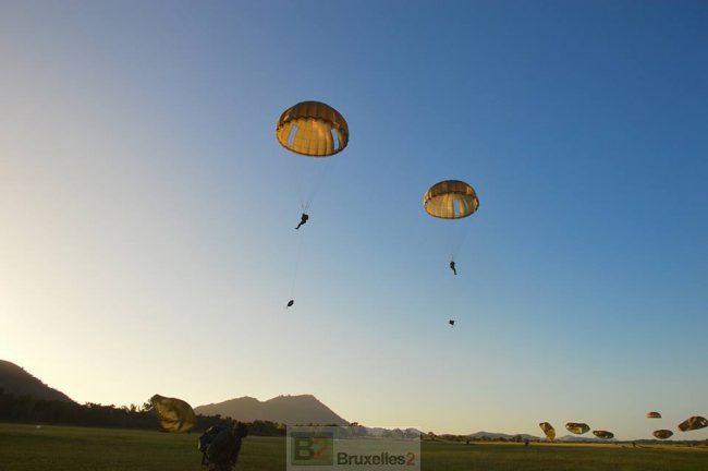 (crédit : EMA / DICOD - archives B2 - exercice de parachutisme en Nouvelle Calédonie)