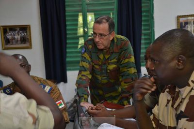 Le général Harvent écoute le plan d'opération élaborer par un groupe (Crédit: EUTM Mali)