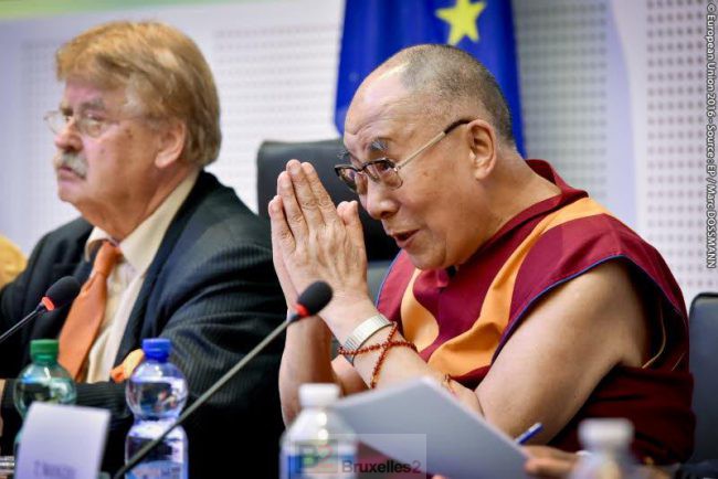 The Dalai Lama and Elmar Brock, chairman of the AFET committee. (PE)